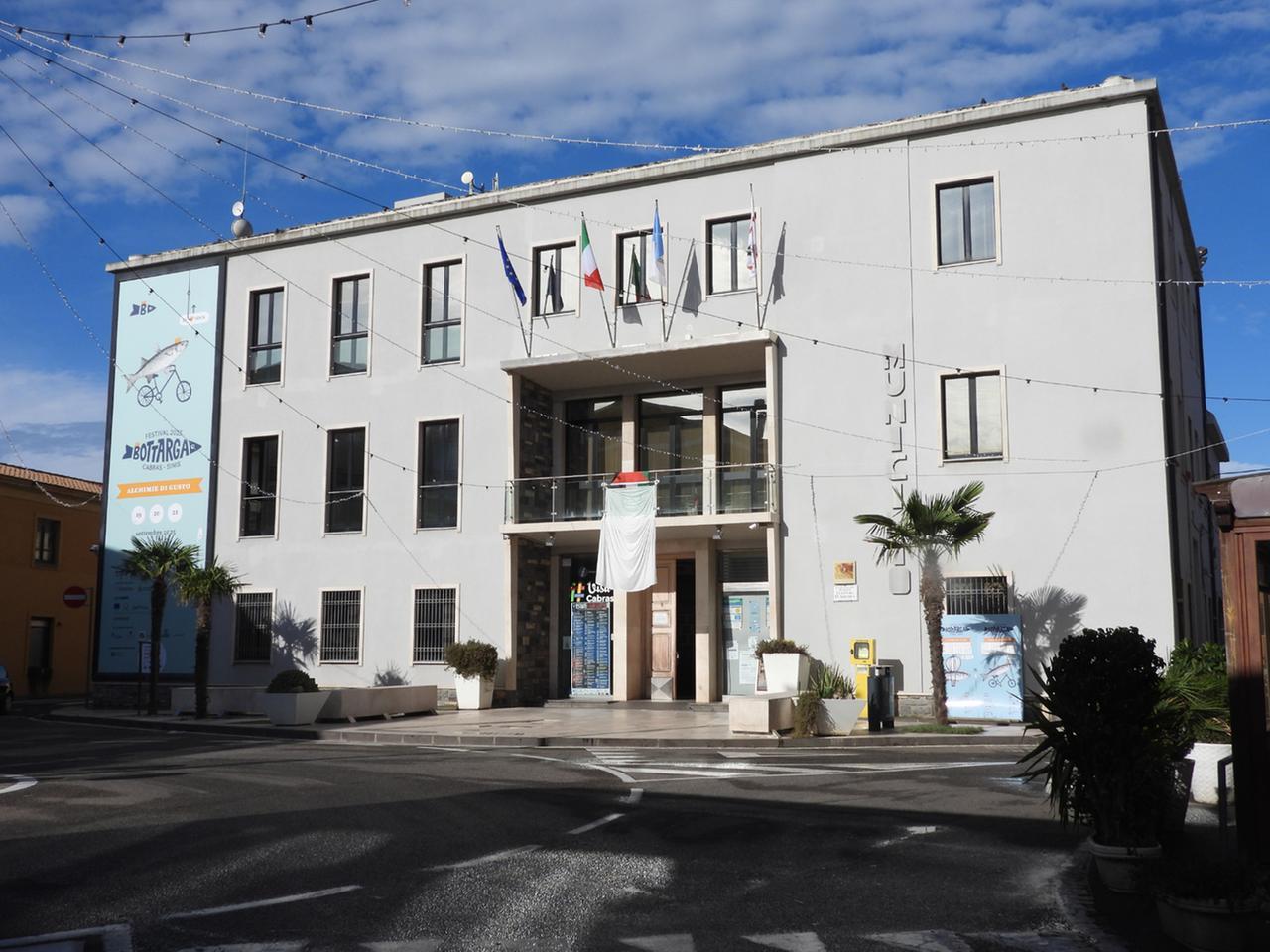 
	La bandiera palestinese e il drappo bianco sulla facciata del municipio

