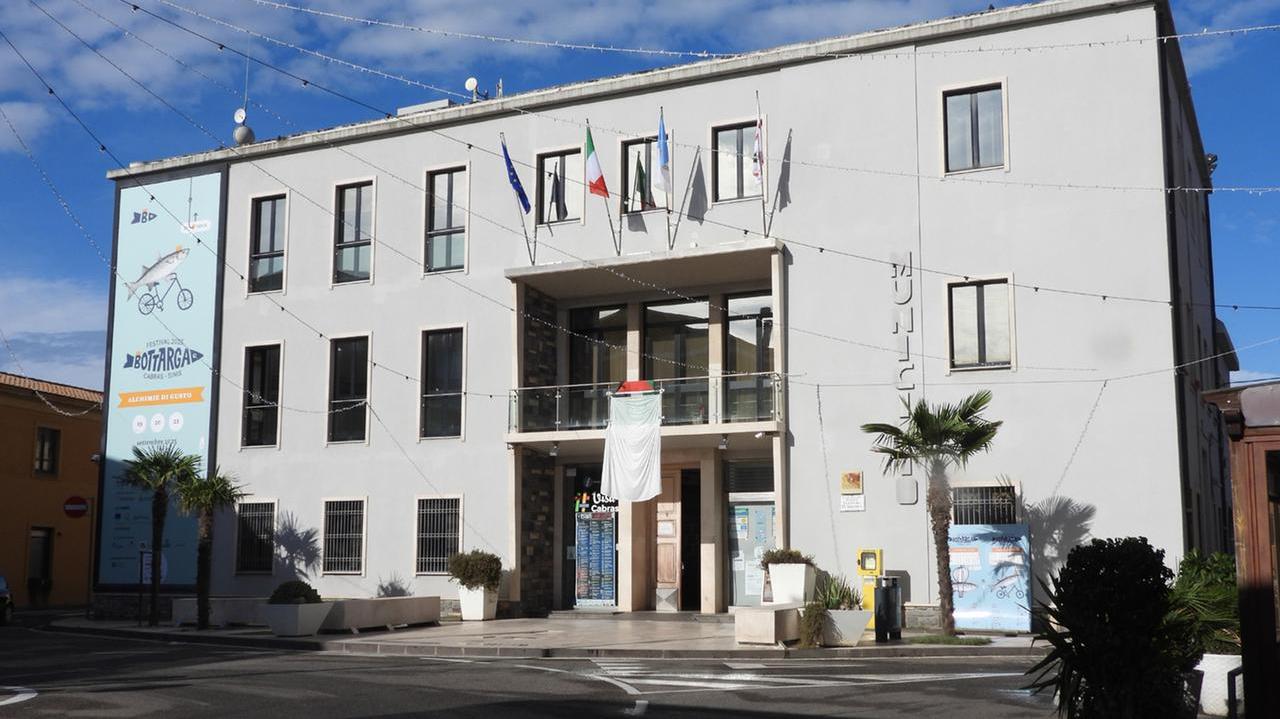 La bandiera palestinese e il drappo bianco sulla facciata del municipio