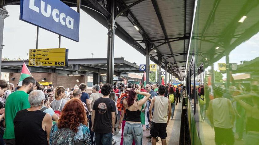 Manifestanti a Lucca (foto Matteo Marsalli)