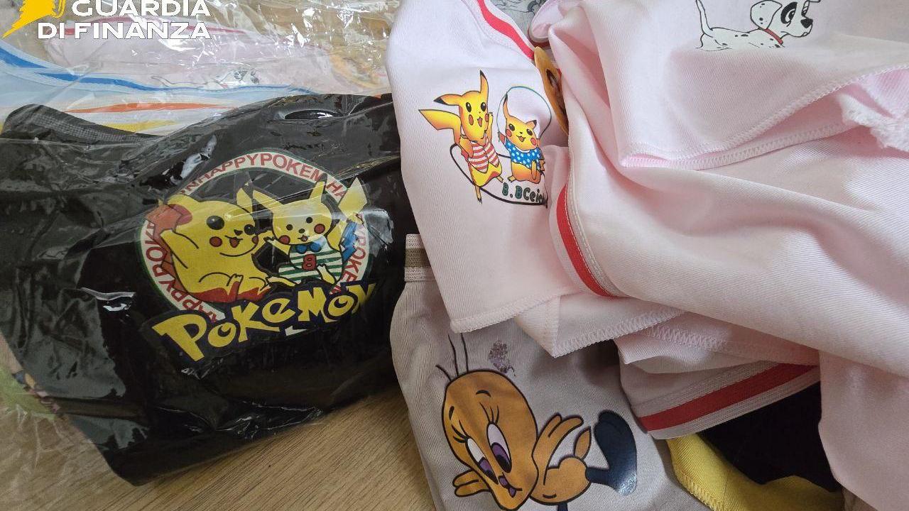 Firenze, è un negozio di casalinghi ma vende capi di intimo contraffatti per bambini: maxi sequestro
