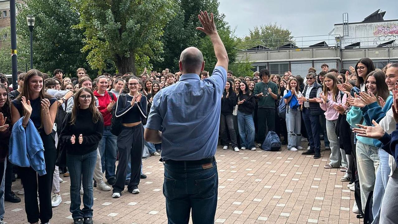 Il preside diventa provveditore: festa a sorpresa al professor Daniele Cottafavi dagli studenti