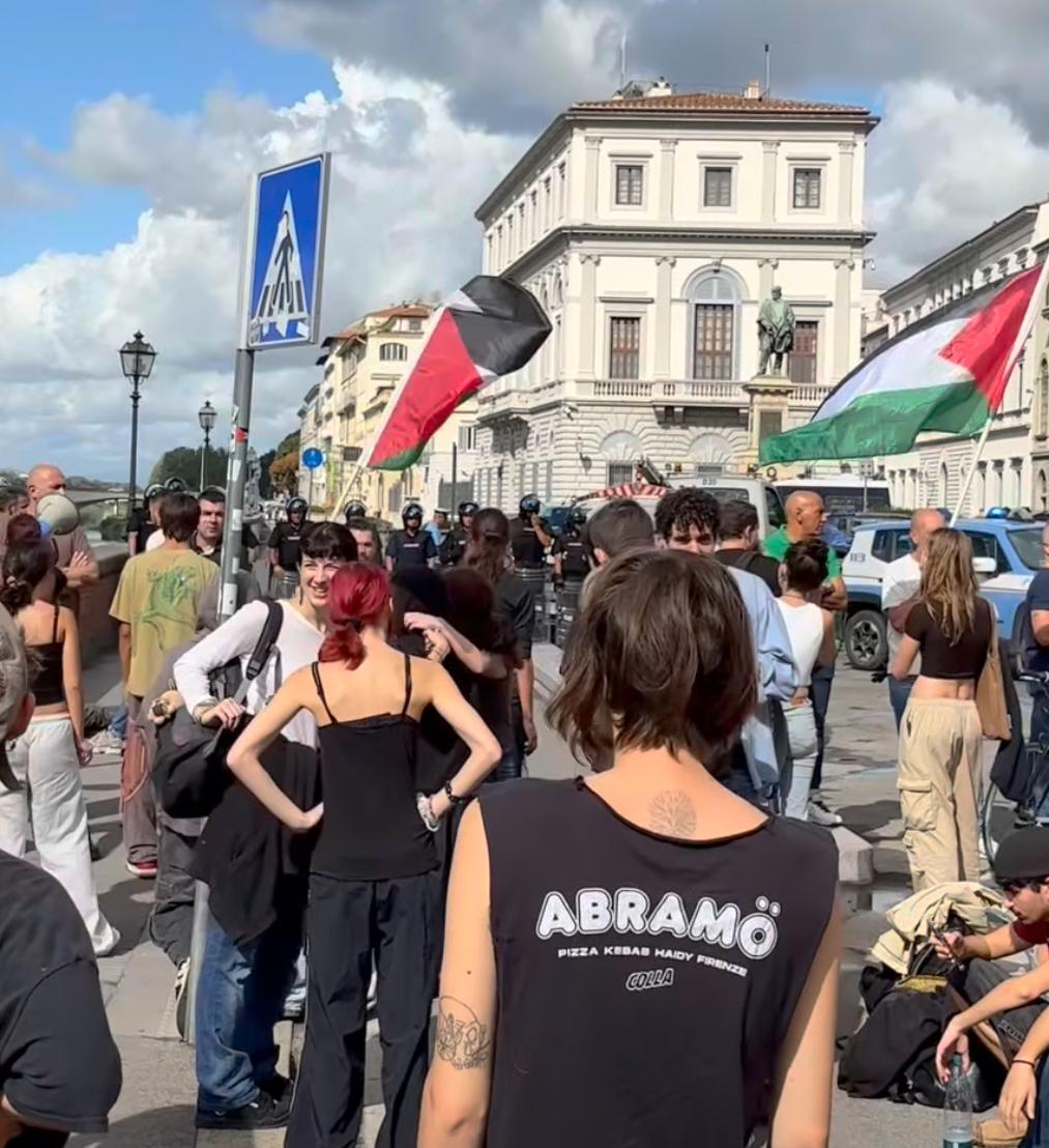 Firenze, studenti in corteo al consolato Usa contro gli attacchi alla Flotilla: tensione per il fermo di un ragazzo poi rilasciato