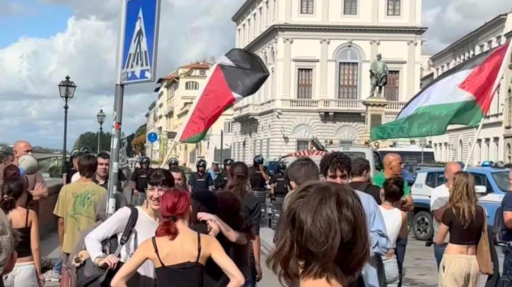 Firenze, studenti in corteo al consolato Usa contro gli attacchi alla Flotilla: tensione per il fermo di un ragazzo poi rilasciato