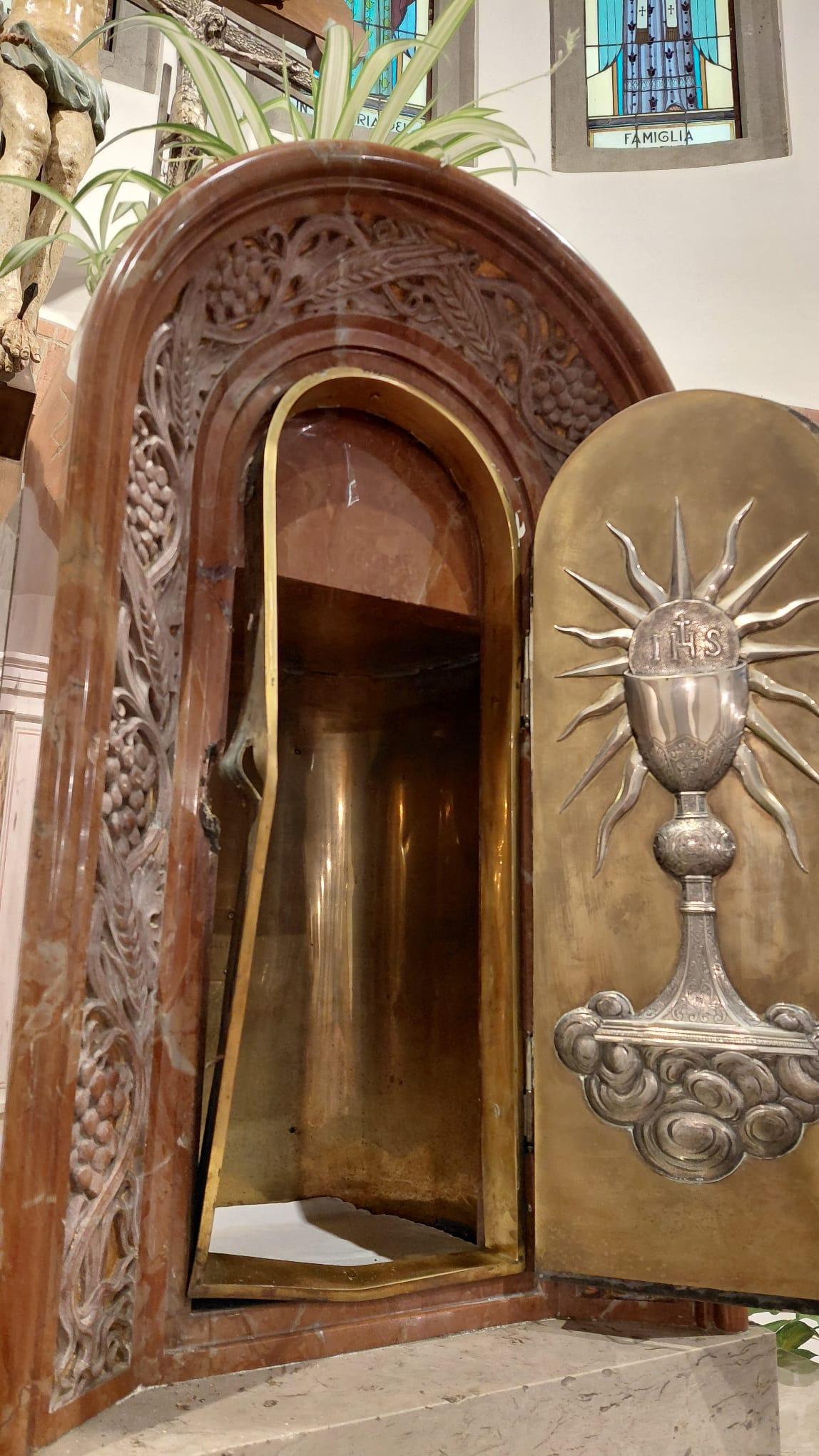 
	Il tabernacolo forzato nella chiesa di Tavola

