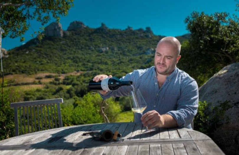 Imprenditore del vino, il suo vermentino il più caro d’Italia: chi è Emanuele Ragnedda