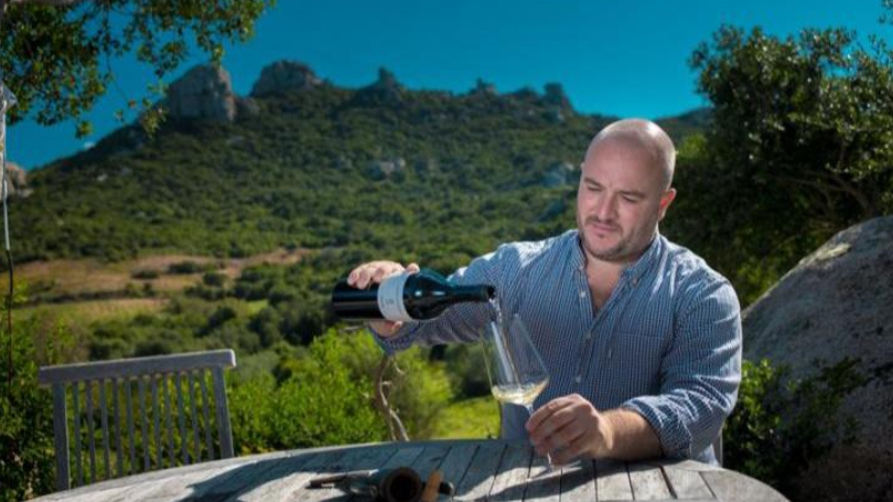 Imprenditore del vino, il suo vermentino il più caro d’Italia: chi è Emanuele Ragnedda
