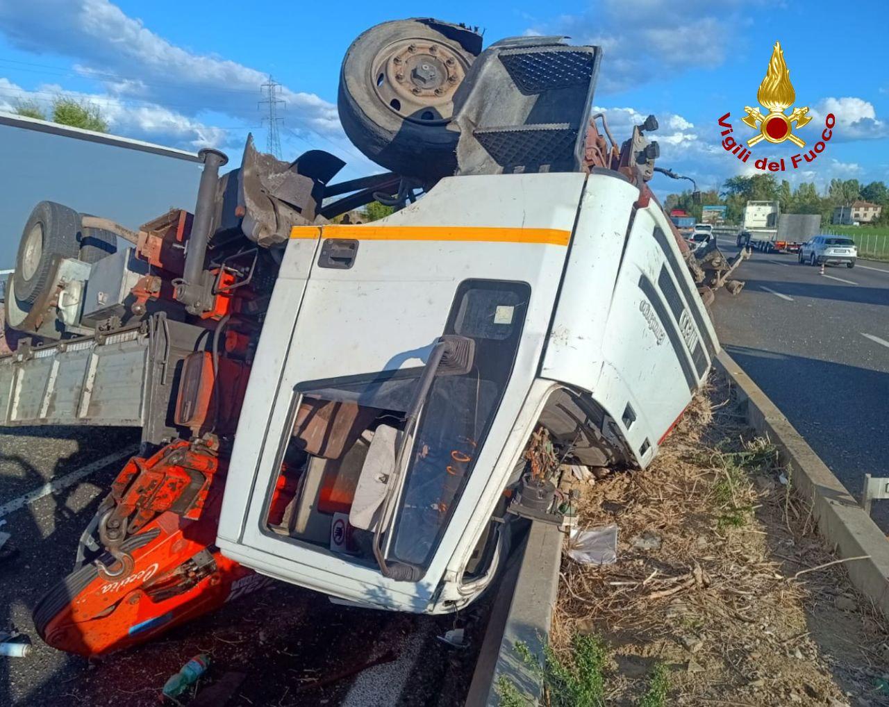Incidente in A1 tra Terre di Canossa e Parma: un camion si è rovesciato. Grave l’autista