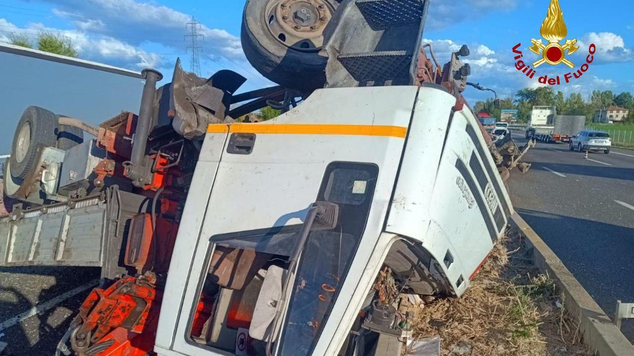 Il camion ribaltato in A1 (foto Vigili del fuoco)