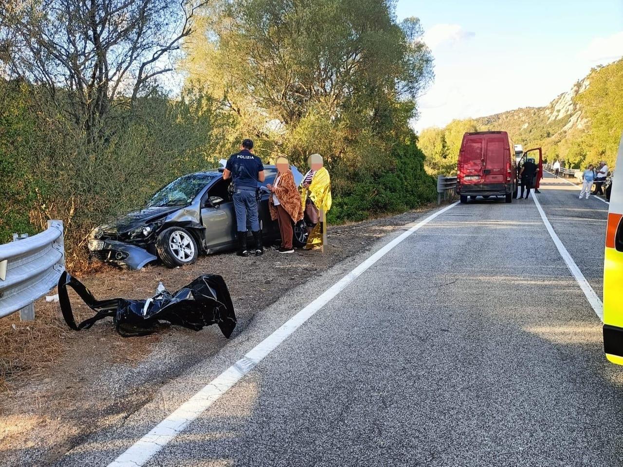 Violento impatto fra auto, furgone e minibus con 14 persone coinvolte: sette feriti, due in gravi condizioni
