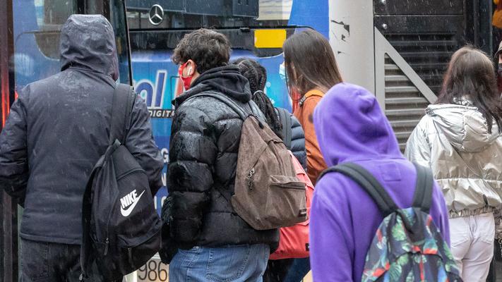 Santa Maria Codifiume, bus affollati e studenti in piedi: «Fatichiamo perfino a salire»<br type="_moz" />