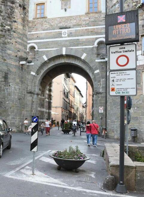 Lucca, traffico in via Elisa: Ztl aperta a ore, si esce da porta San Pietro