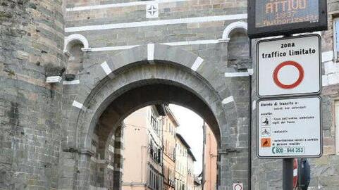 Lucca, traffico in via Elisa: Ztl aperta a ore, si esce da porta San Pietro