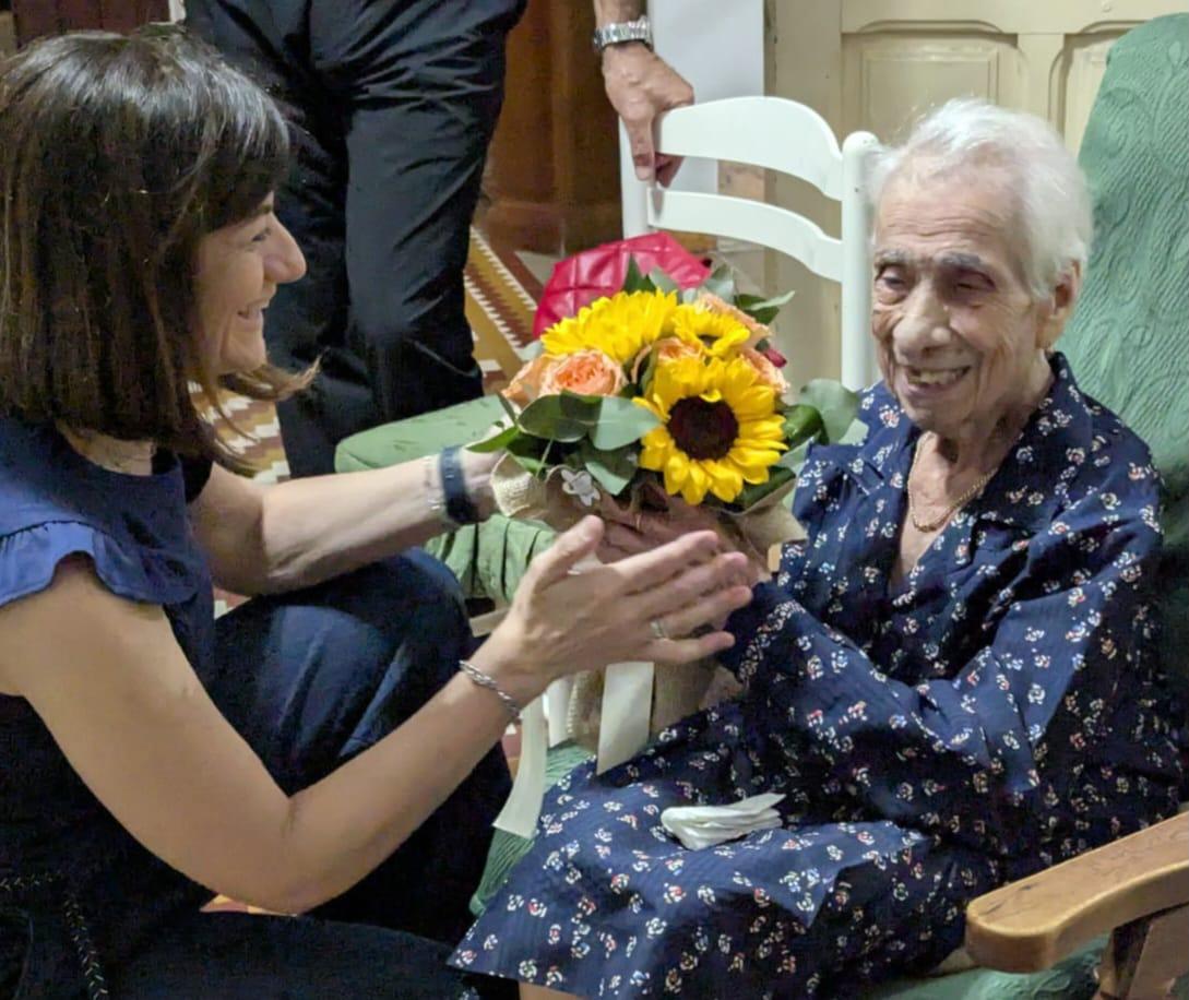 Sinnai in festa per la sua centenaria Elena Atzeni: «Prima di sposarmi sono rimasta fidanzata per 10 anni»