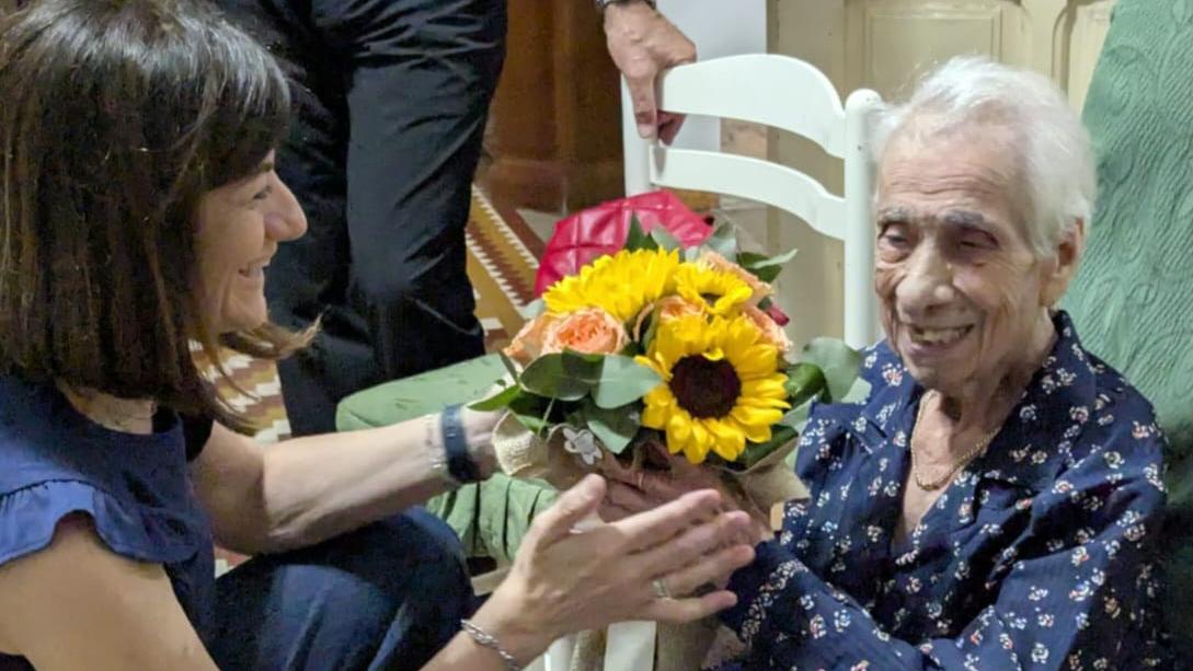 Sinnai in festa per la sua centenaria Elena Atzeni: «Prima di sposarmi sono rimasta fidanzata per 10 anni»