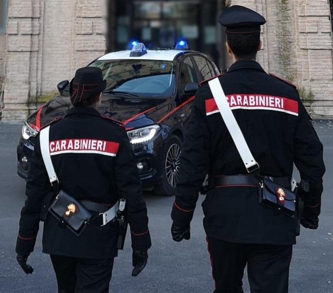 «Ti spezziamo le gambe se scopriamo che hai una relazione». Allontanati padre e zio: ora hanno il braccialetto elettronico