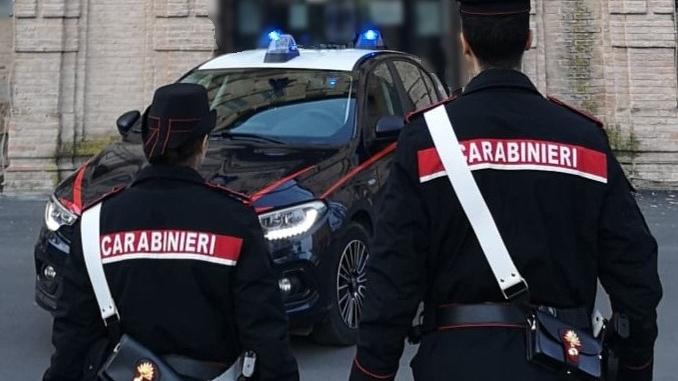 «Ti spezziamo le gambe se scopriamo che hai una relazione». Allontanati padre e zio: ora hanno il braccialetto elettronico
