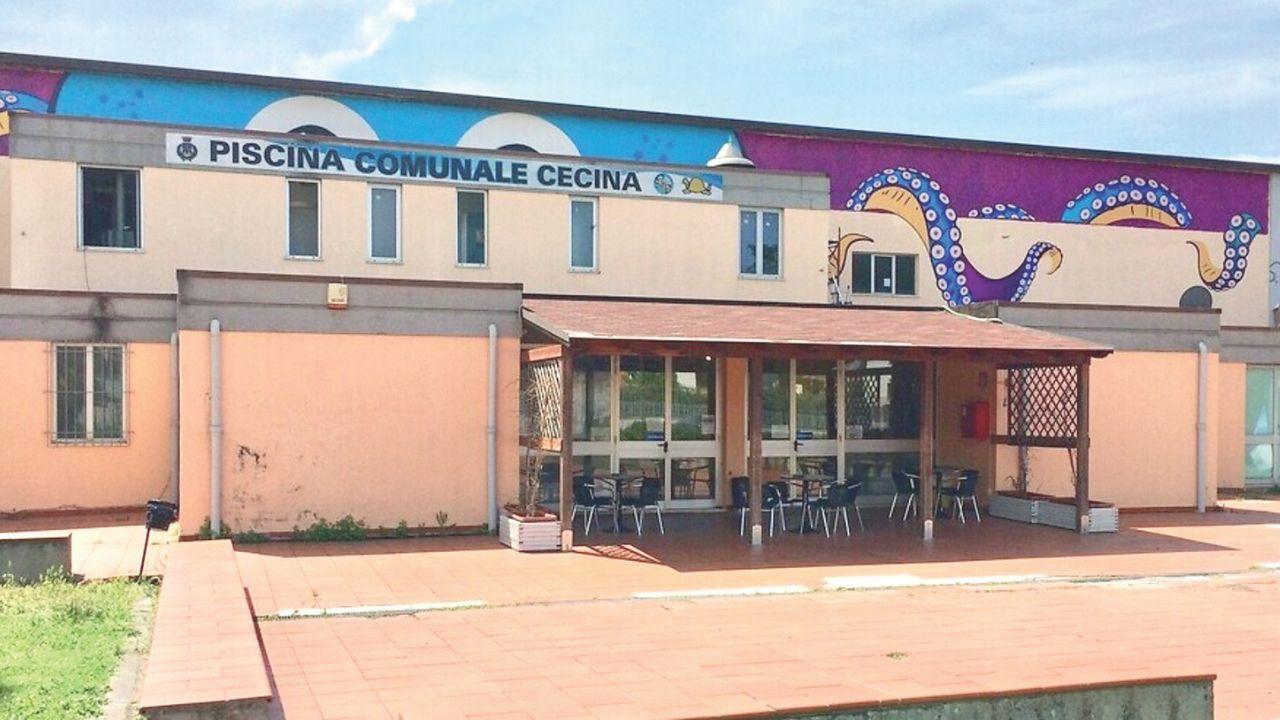 
	L'ingresso della piscina comunale di Cecina

