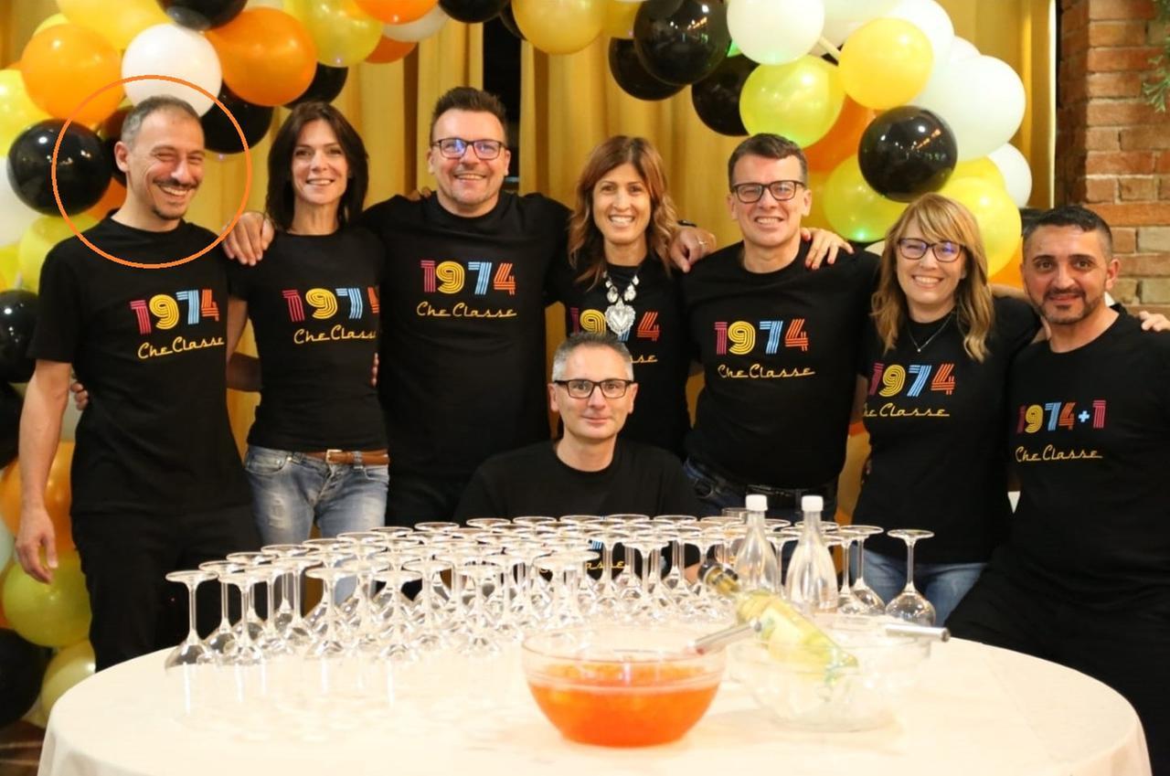 
	Daniele Meschiari, primo da sinistra, con gli amici

