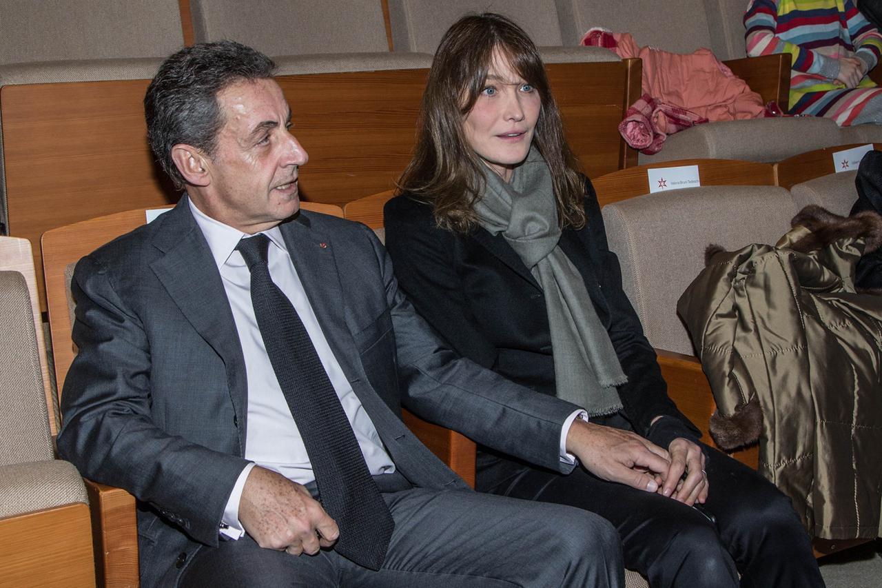 
	Nicolas Sarkozy con Carla Bruni

