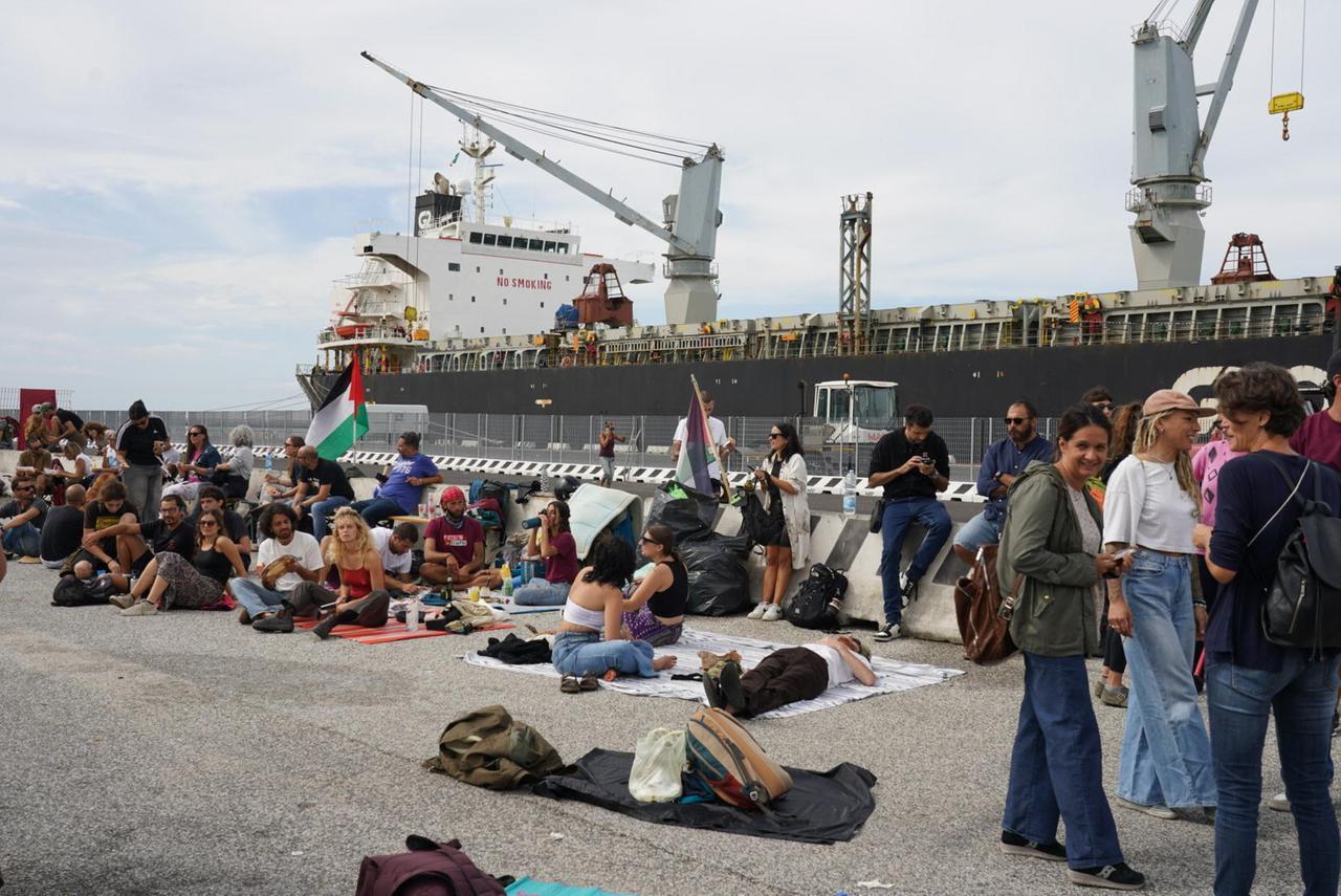 
	Il presidio al porto di Livorno (foto Stick)

