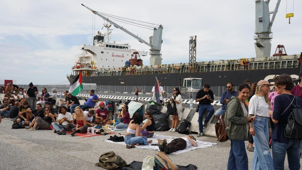 Il presidio al porto di Livorno (foto Stick)