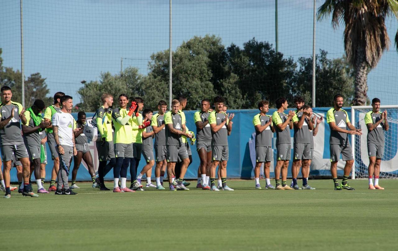 
	I giocatori del Cagliari applaudono i tifosi presenti all'allenamento (foto di Mario Rosas)

