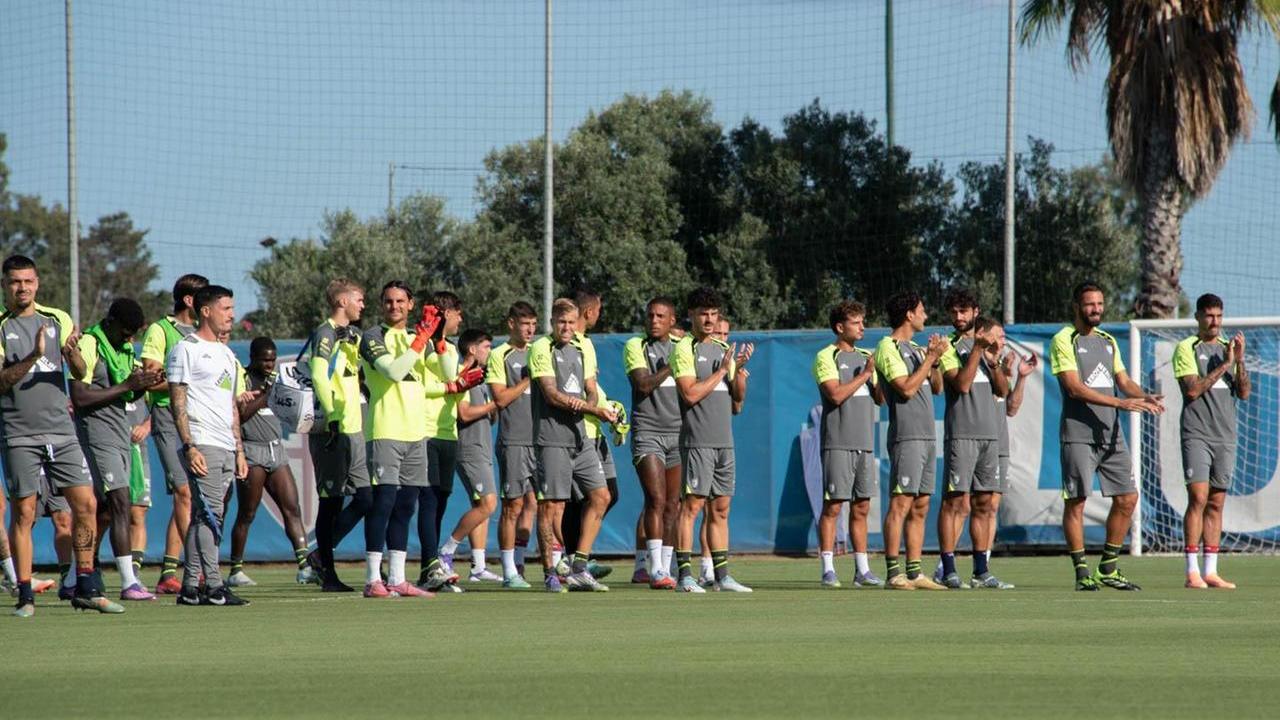 I giocatori del Cagliari applaudono i tifosi presenti all'allenamento (foto di Mario Rosas)