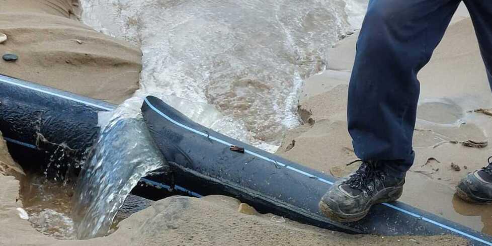 San Vincenzo, tranciata la condotta fognaria: liquami in mare e divieto di balneazione