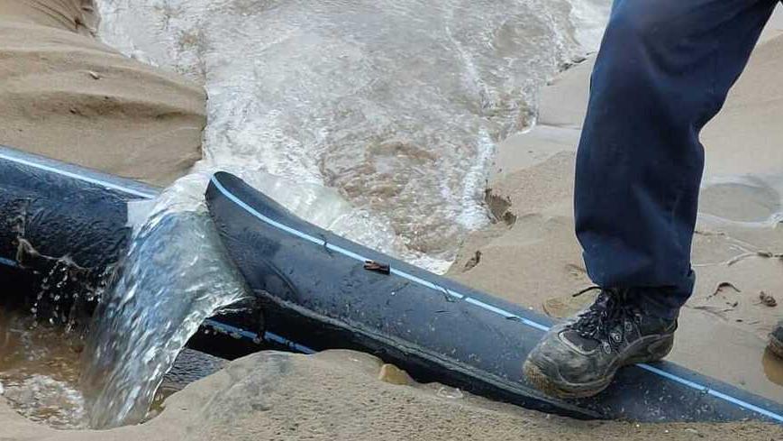 San Vincenzo, tranciata la condotta fognaria: liquami in mare e divieto di balneazione