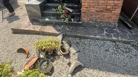 Baby vandali ancora in azione a Ostellato, pallonate sulle vetrine e schiamazzi