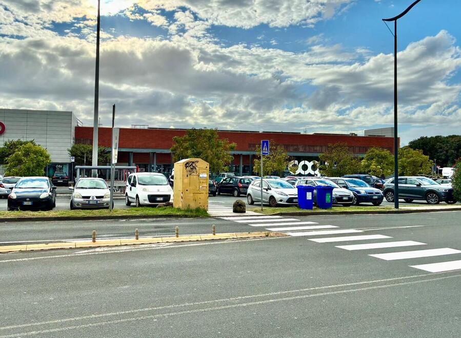 Rosignano, litigano in strada e davanti alla Coop: tirano fuori un coltello e si feriscono<br>
