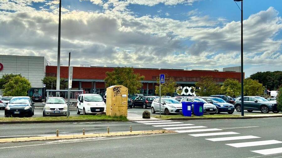 Rosignano, litigano in strada e davanti alla Coop: tirano fuori un coltello e si feriscono<br>