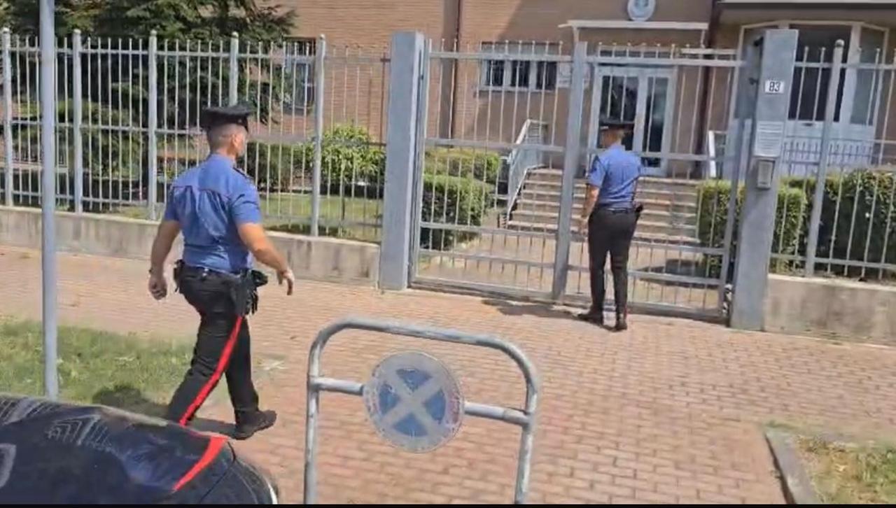 Prende la nonna per il collo e tenta di strangolarla: arrestato