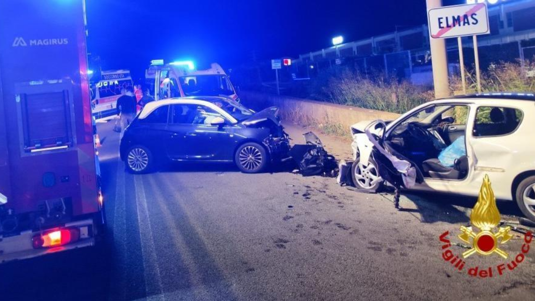Violento schianto tra due auto: un conducente estratto dall’abitacolo