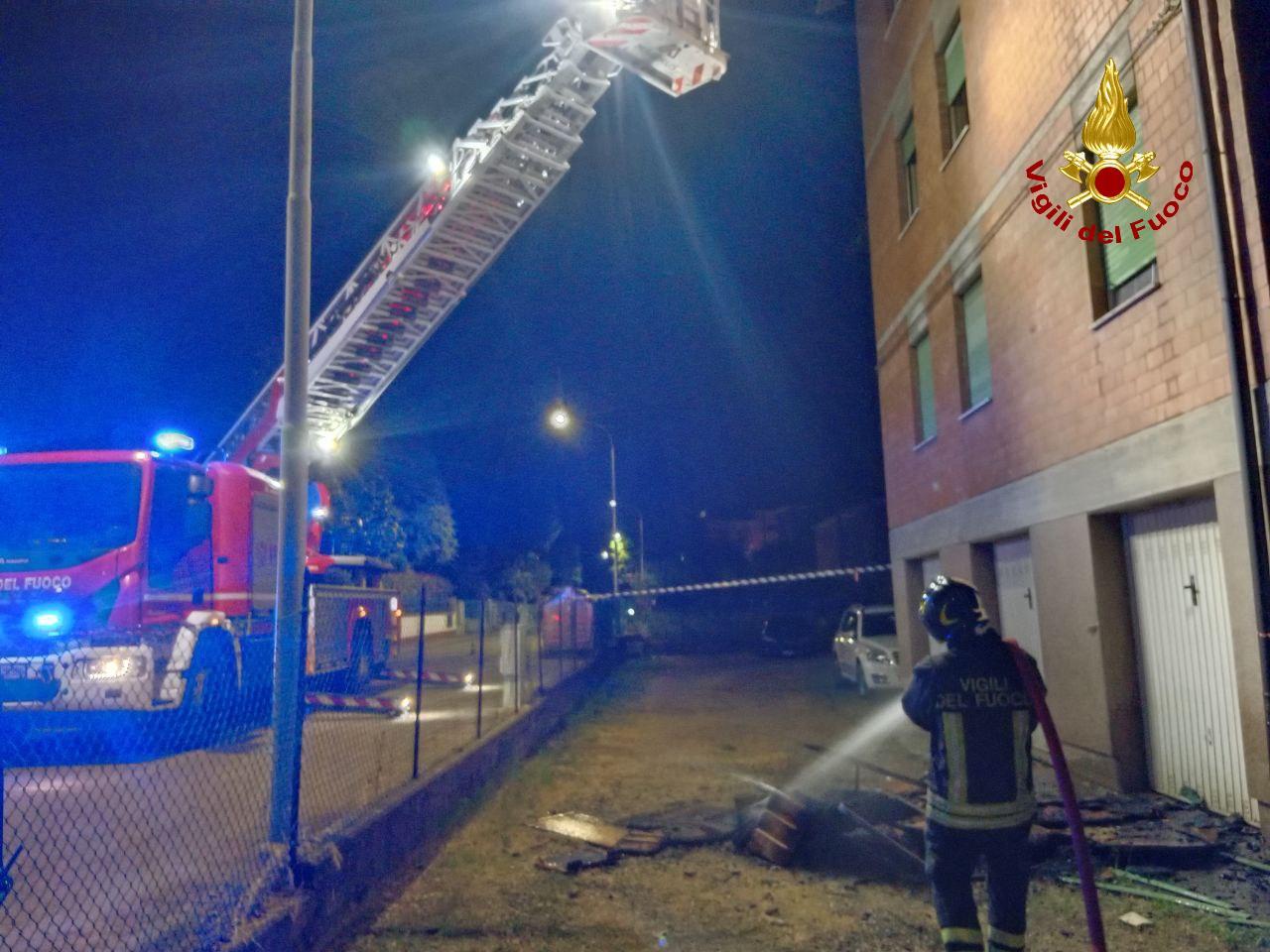 
	I vigili del fuoco spengono le fiamme nella notte del 6 giugno 2025

