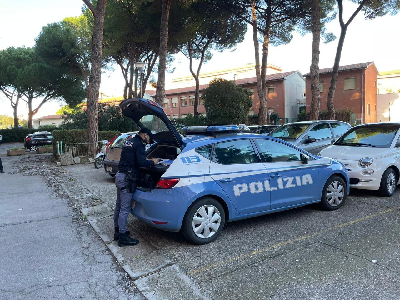 Livorno, si fanno aprire con una scusa e spruzzano spray urticante per rapinarli