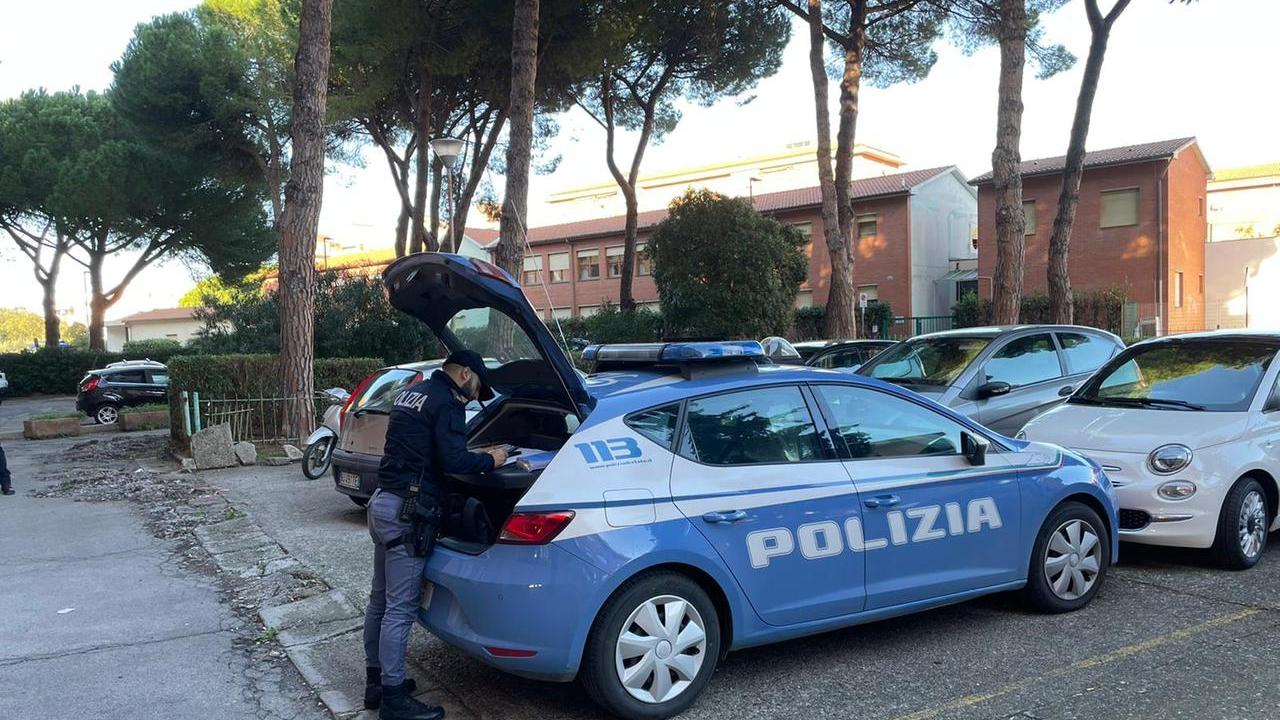 Livorno, si fanno aprire con una scusa e spruzzano spray urticante per rapinarli