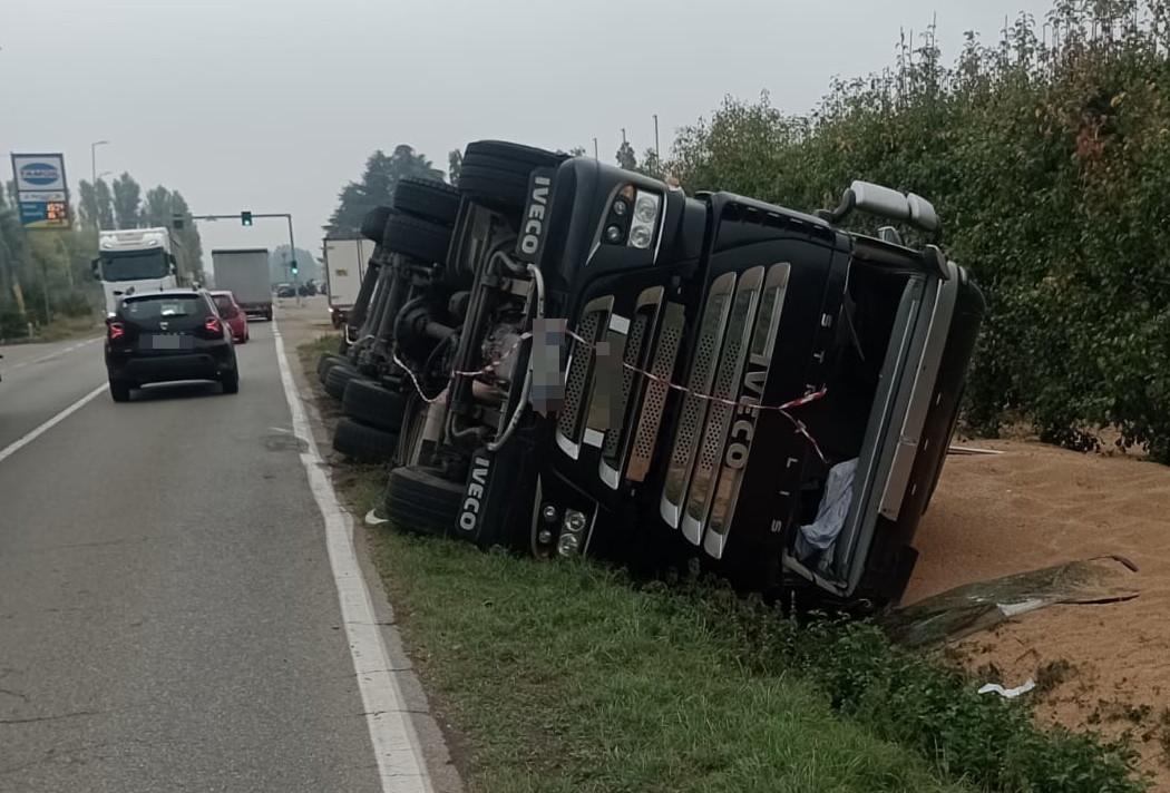 Si ribalta con il camion a Villavara