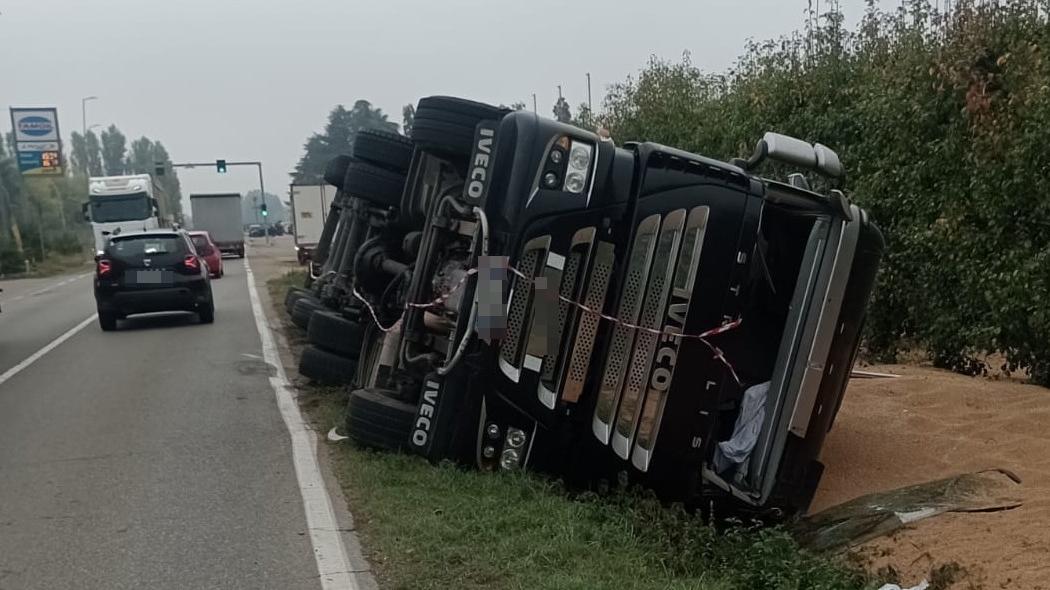 Si ribalta con il camion a Villavara