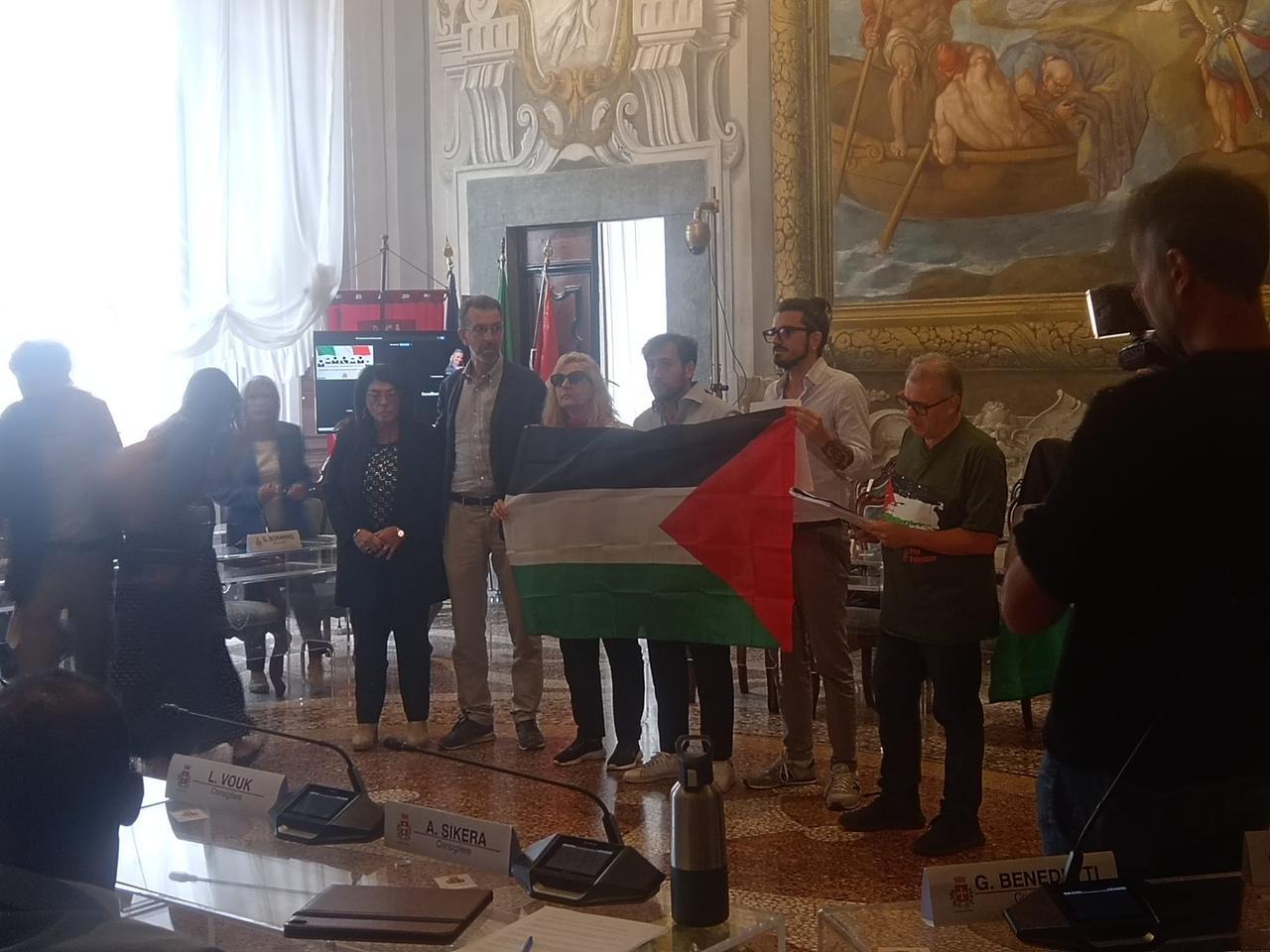 Pisa, consiglio comunale sospeso per Gaza: l’opposizione legge i nomi dei bambini uccisi
