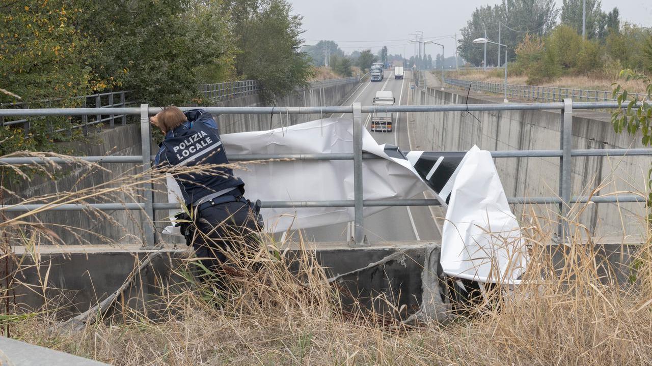 Lo striscione rimosso dalla polizia locale