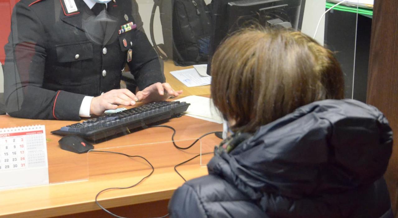 La colpisce con un coltello e fugge: ex compagno in manette