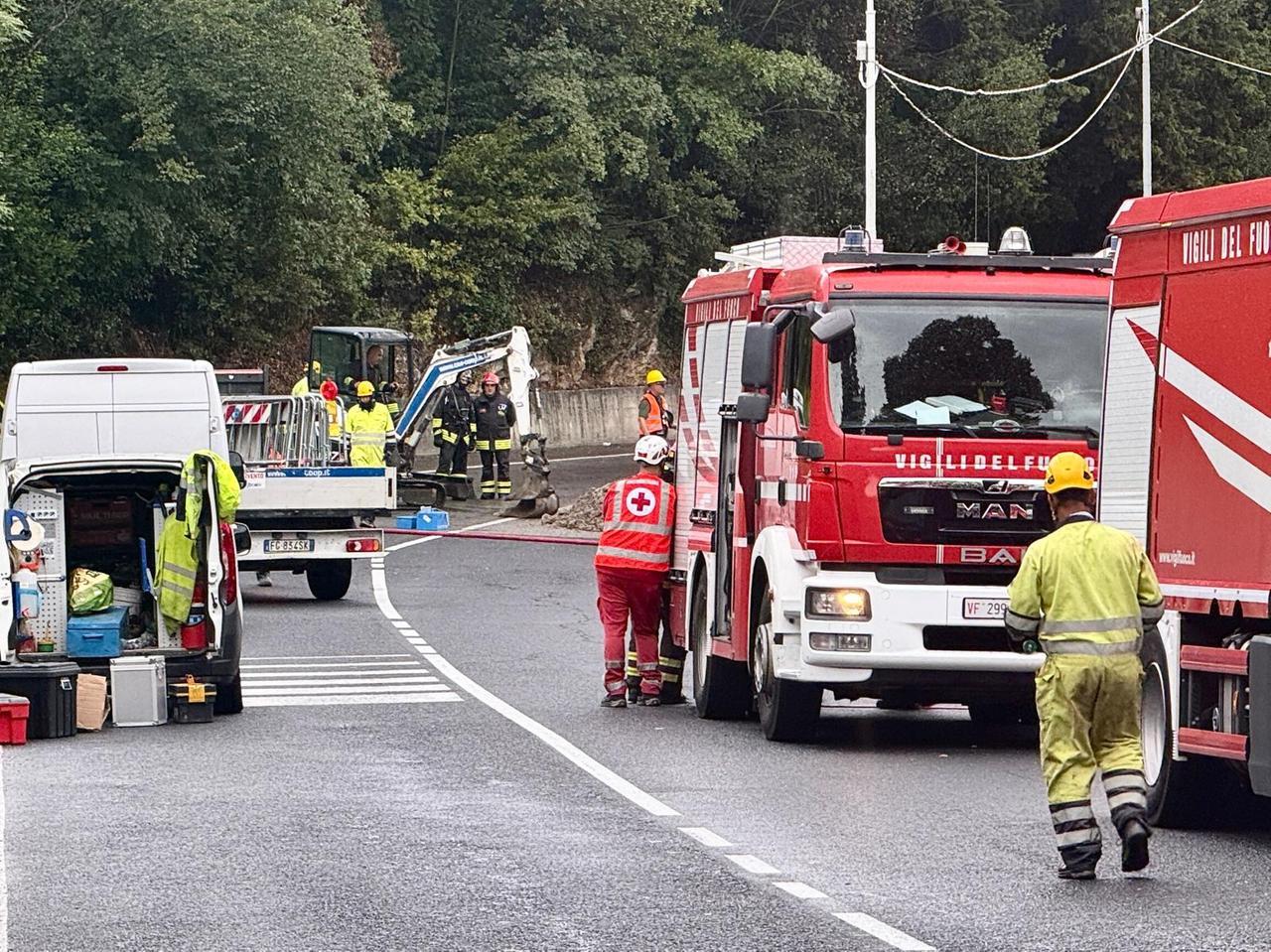 
	I vigili del fuoco al lavoro&nbsp; sulla 325 (foto: Paolo Nucci)

