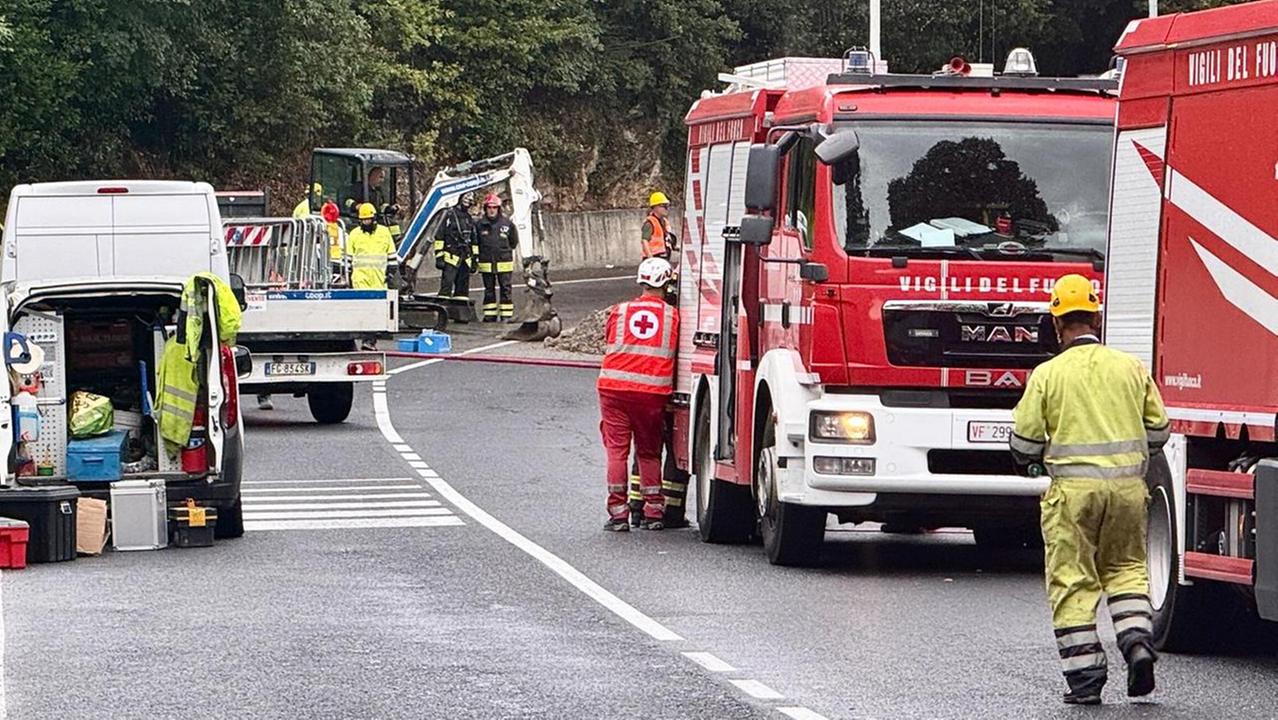 I vigili del fuoco al lavoro sulla 325 (foto: Paolo Nucci)