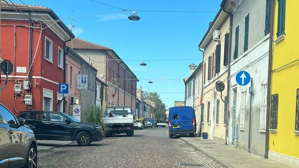 Furgone sul marciapiede. L’uomo si rifiuta di spostarlo e la ragazza in carrozzina va sotto la pioggia