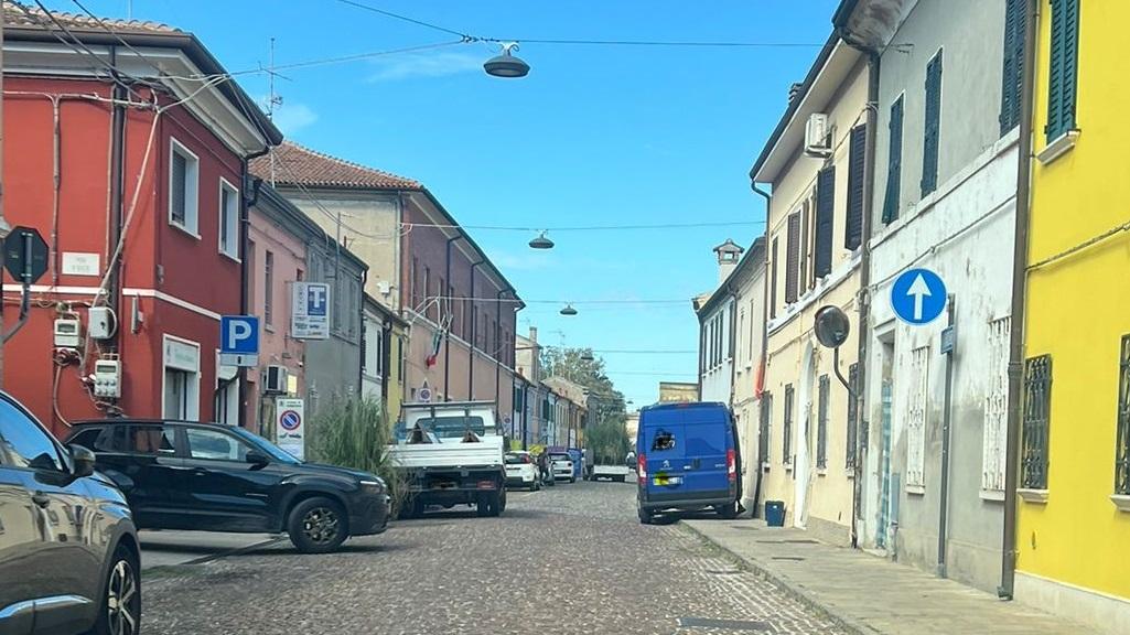 Furgone sul marciapiede. L’uomo si rifiuta di spostarlo e la ragazza in carrozzina va sotto la pioggia