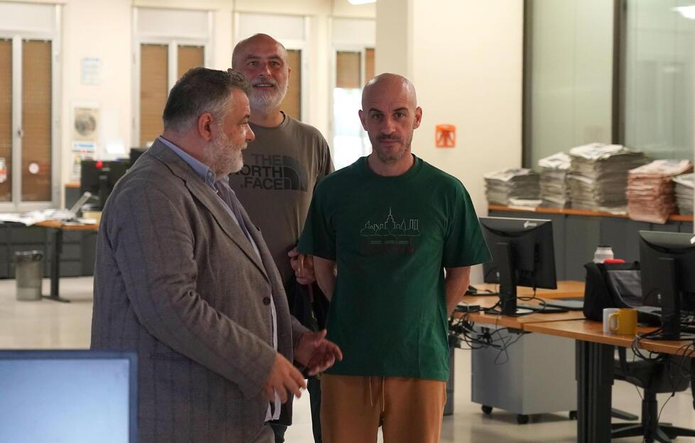 
	Tommaso Novi (maglia verde) con Andrea Fornai e il direttore del Tirreno, Cristiano Marcacci

