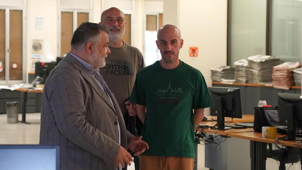 Tommaso Novi (maglia verde) con Andrea Fornai e il direttore del Tirreno, Cristiano Marcacci