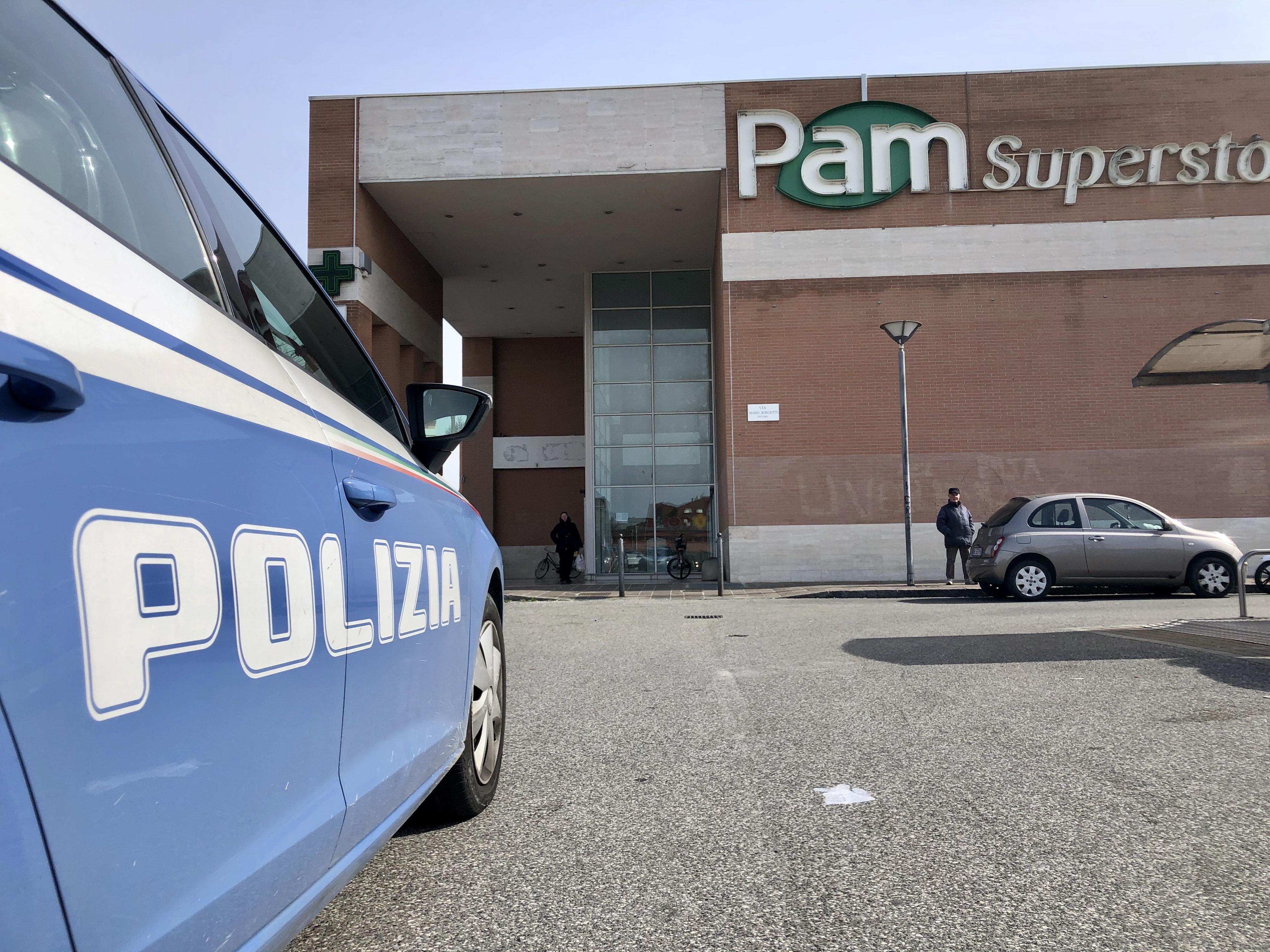 Una volante della polizia alla Pam di piazza Saragat