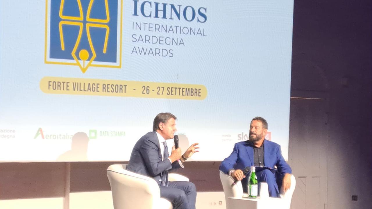 
	A sinistra il presidente del M5s Giuseppe Conte, a destra il direttore della Nuova Luciano Tancredi

